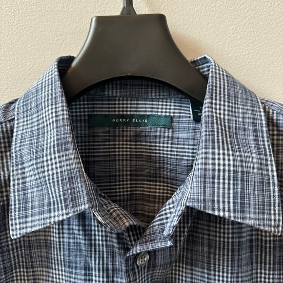Perry Ellis Men’s short sleeve button down - Picture 2 of 3